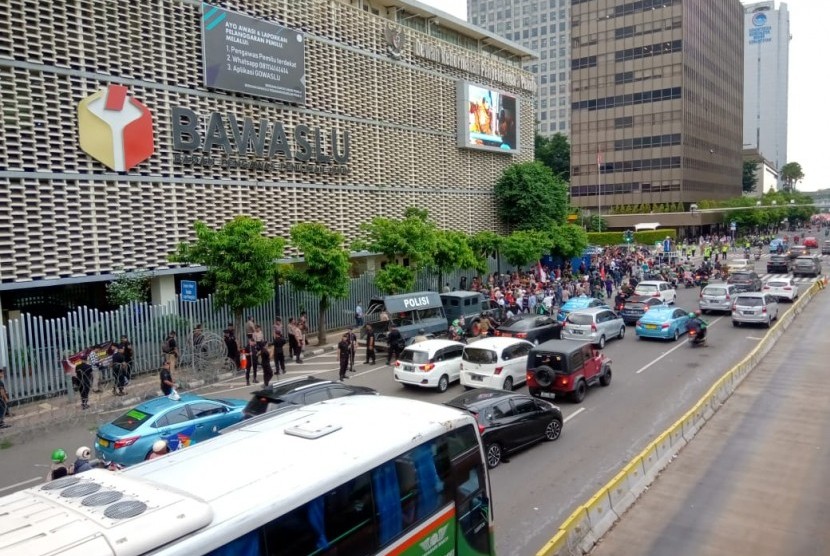 Demonstrasi di Depan Kantor Bawaslu, Jalan M.H. Thamrin nomor 14, Menteng, Jakarta Pusat. Sebagian demonstran juga berkumpul di Gedung Sarinah, Jumat (10/5).