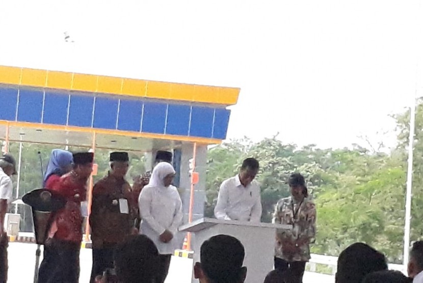 Presiden Joko Widodo (Jokowi) meresmikan seksi I, II dan III tol Pandaan-Malang di Gerbang Singosari, Malang, Senin (13/5)