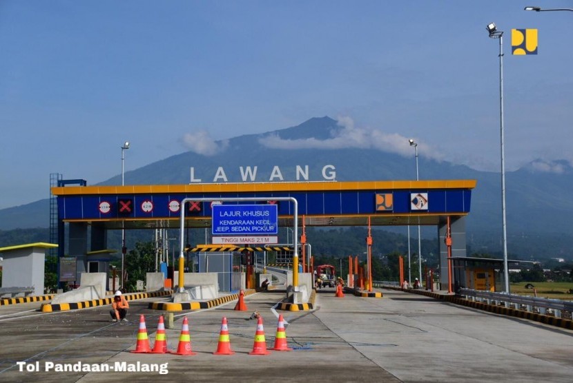 Gunung Arjuno dilihat dari Gerbang tol Lawang, Kabupaten Malang 