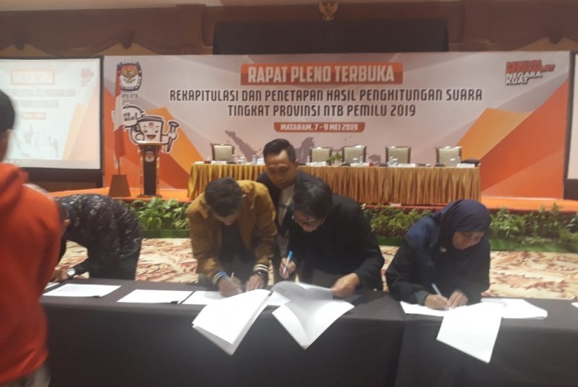 Komisioner KPUD NTB menandatangani hasil rapat pleno terbuka rekapitulasi pemilu tingkat Provinsi NTB di Hotel Lombok Raya, Mataram, NTB, Senin (13/5).
