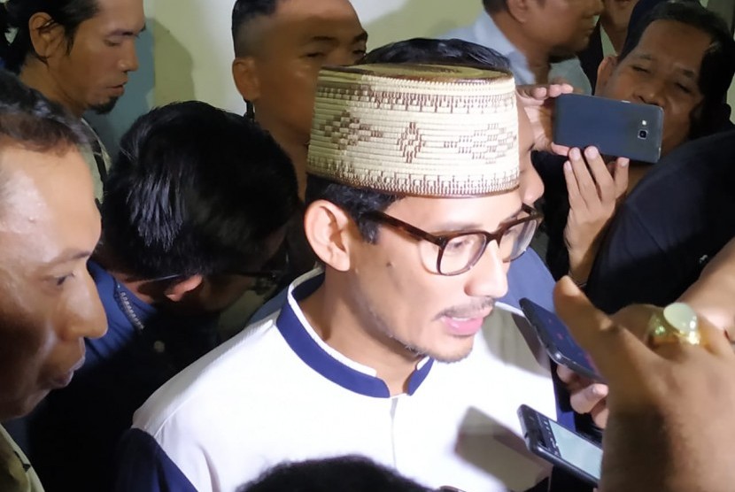 Calon wakil presiden nomor urut 02 Sandiaga Salahuddin Uno usai menghadiri acara buka puasa bersama anak yatim di Seknas Prabowo-Sandiaga, Menteng, Jakarta, Ahad (12/5)
