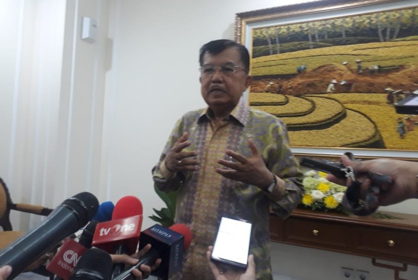 Wakil Presiden Jusuf Kalla saat diwawancarai wartawan di Kantor Wakil Presiden, Jakarta, Senin (13/5).