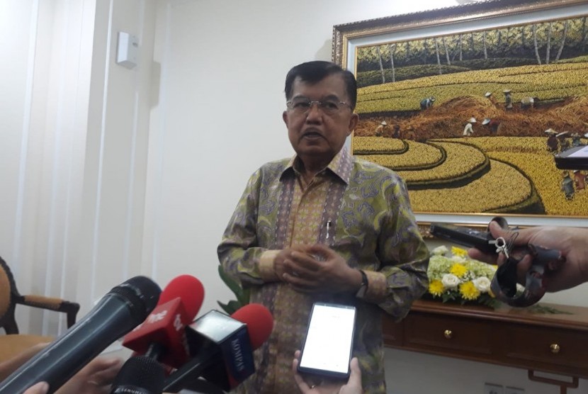 Wakil Presiden Jusuf Kalla saat diwawancarai wartawan di Kantor Wakil Presiden, Jakarta, Senin (13/5).