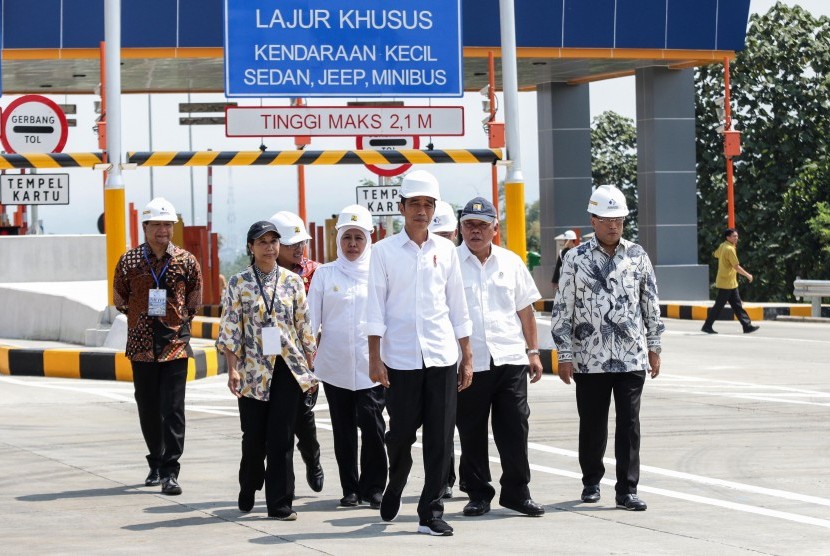 Presiden Joko Widodo (tengah) didampingi Menteri BUMN Rini Soemarno (kedua kiri), Menteri PUPR Basuki Hadimuljono (kedua kanan), Menteri Perhubungan Budi Karya Sumadi (kanan), Gubernur Jawa Timur Khofifah Indar Parawansa (ketiga kiri) dan Bupati Pasuruan Irsyad Yusuf (kiri) meninjau tol Pandaan-Malang saat peresmian di gerbang tol Singosari, Malang, Jawa Timur, Senin (13/5/2019).