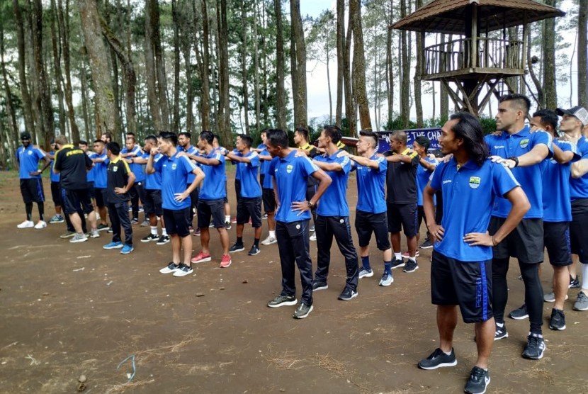 Persib Bandung adakan latihan team building di Grafika Cikole, Lembang, Kabupaten Bandung Barat, Senin (13/5). 