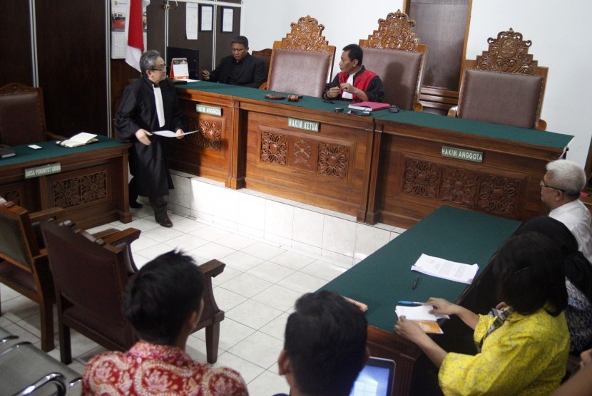 Kuasa hukum Romahurmuziy, Maqdir Ismail (kiri) memberikan berkas kepada Hakim tunggal Agus Widodo (kanan) pada sidang praperadilan di Pengadilan Negeri Jakarta Selatan, Jakarta, Selasa (14/5/2019). 