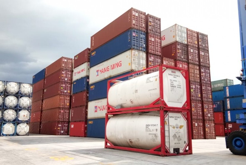 Kegiatan logistik barang di Jakarta International Container Terminal, Pelabuhan Tanjung Priok, Jakarta Utara.