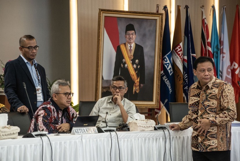 Ketua KPU Arief Budiman (kedua kiri), Ketua Bawaslu Abhan (kanan), para Komisioner KPU Hasyim Asy'ari (kiri) dan Wahyu Setiawan (kedua kanan) menghadiri Rapat Pleno Rekapitulasi Hasil Penghitungan dan Perolehan Suara Tingkat Nasional Dalam Negeri dan Penetapan Hasil Pemilu 2019 di kantor KPU, Jakarta, Rabu (15/5/2019).