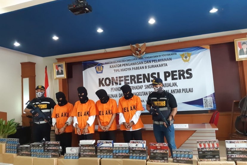 Para tersangka kasus perdagangan 6,6 juta batang rokok ilegal yang ditangkap oleh tim gabungan Kantor Pengawasan dan Pelayanan Bea dan Cukai Surakarta dan Direktorat Jenderal Bea dan Cukai Kantor Wilayah Jawa Tengah dan DIY.