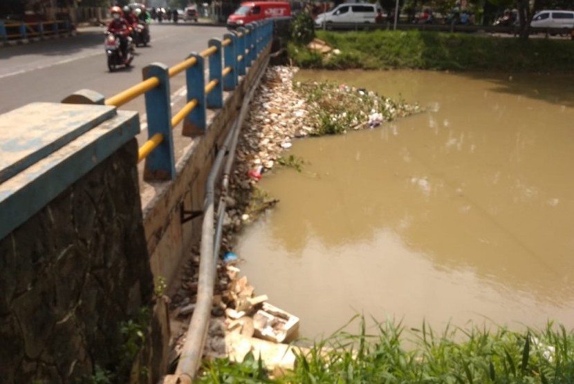 Tumpukkan sampah menyumbat jembatan di Kalimalang Jalan RA Kartini, Margahayu, Kota Bekasi,  Rabu (14/5).