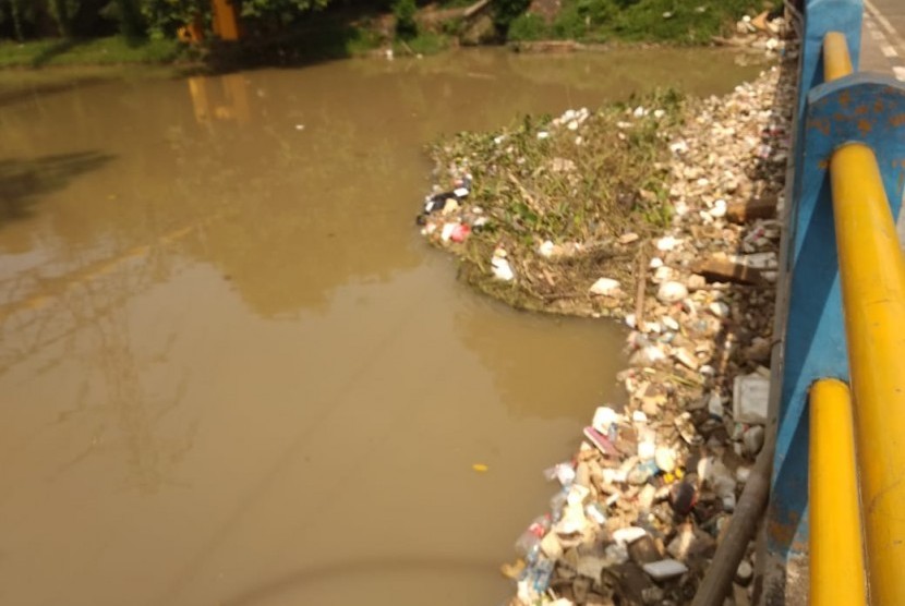 Tumpukkan sampah menyumbat jembatan di Kalimalang Jalan RA Kartini, Margahayu, Kota Bekasi,  Rabu (14/5)
