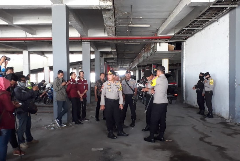Sejumlah anggota Polres Malang Kota (Makota) mendatangi Tempat Kejadian Perkara (TKP) pembunuhan mutilasi di Pasar Besar Lantai II, Kota Malang, Rabu (15/5).