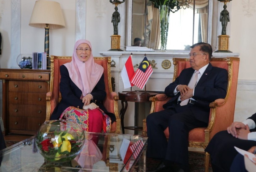 Wakil Presiden Jusuf Kalla melakukan pertemuan bilateral dengan Wakil Perdana Menteri Malaysia, Datuk Seri Wan Azizah Wan Ismail di Jenewa, Swiss, Rabu (15/5). 