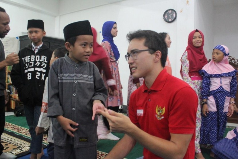 Mahasiswa dari Bahasa Indonesia bagi Penutur Asing (BIPA) Universitas  Muhammadiyah Malang (UMM) melakukan kegiatan kemanusiaan di Panti Asuhan  Putri Aisyiyah, Dau, Malang.