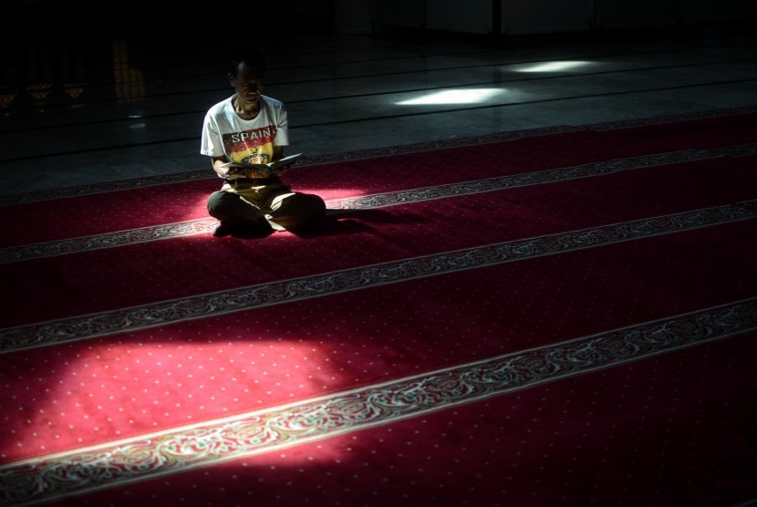 Umat Islam membaca Kitab Suci Al-Quran di Masjid Raya Bandung, Jawa Barat, Kamis (16/5/2019). 