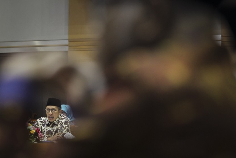 Menteri Agama Lukman Hakim Saifuddin menyampaikan paparan dalam rapat kerja bersama Komisi VIII DPR di Kompleks Parlemen, Senayan, Jakarta, Kamis (16/5/2019). 
