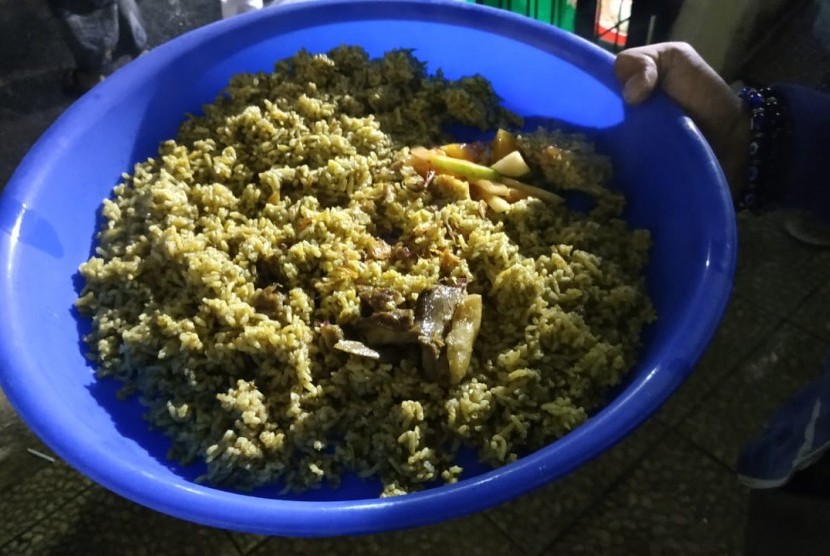 Nasi kebuli menjadi hidangan berbuka puasa di acara Majelis Dzikir Asmaul Husna Ratib Syamsi Syumus, Tebet, Kamis (16/5). 