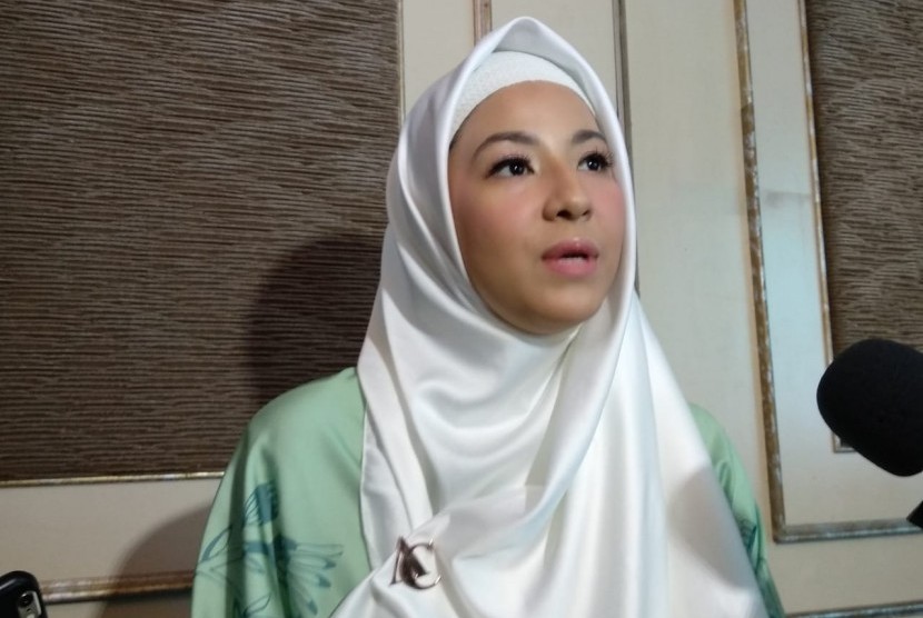Aktris Natasha Rizky saat diwawancara media di Hotel Shangri-la, Jakarta, Kamis (16/5).
