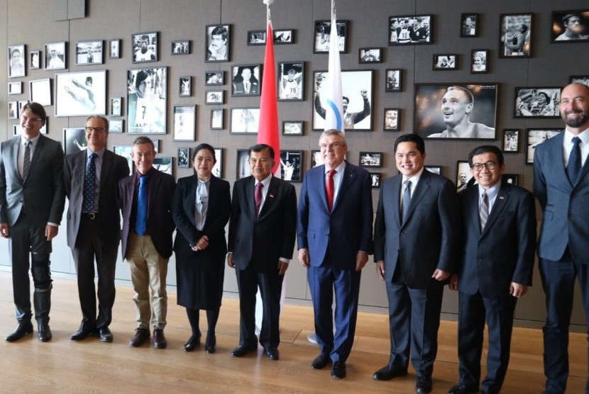 Wakil Presiden Jusuf Kalla didampingi Menteri Koordinator bidang Pembangunan Manusia dan Kebudayaan (PMK) Puan Maharani, dan Erick Thohir saat menghadiri pertemuan dengan Presiden International Olympic Committe (IOC) Thomas Bach di Jenewa, Swiss, Kamis (16/5).