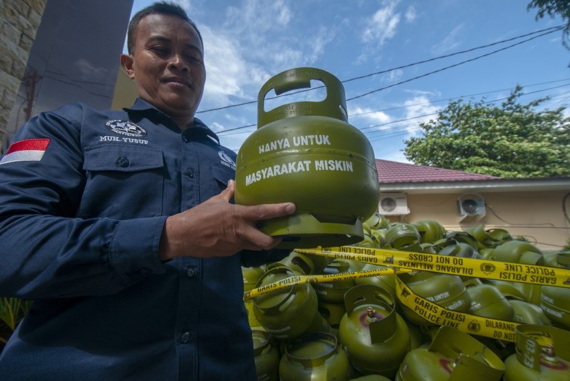 Petugas menunjukkan tabung elpiji tiga kilogram yang disita di Mapolda Sulawesi Tengah di Palu, Jumat (17/5/2019). 