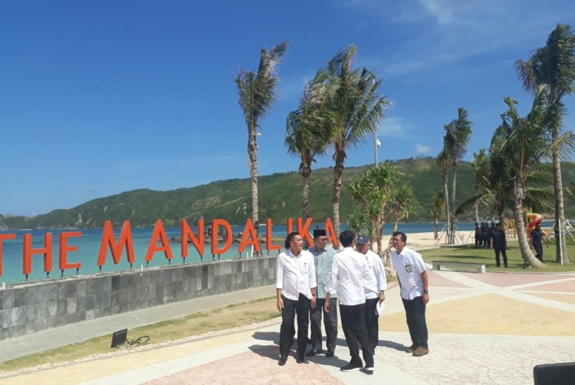 Presiden Joko Widodo (Jokowi) meninjau kawasan ekonomi khusus (KEK) Mandalika di Kabupaten Lombok Tengah, NTB, Jumat (17/5).