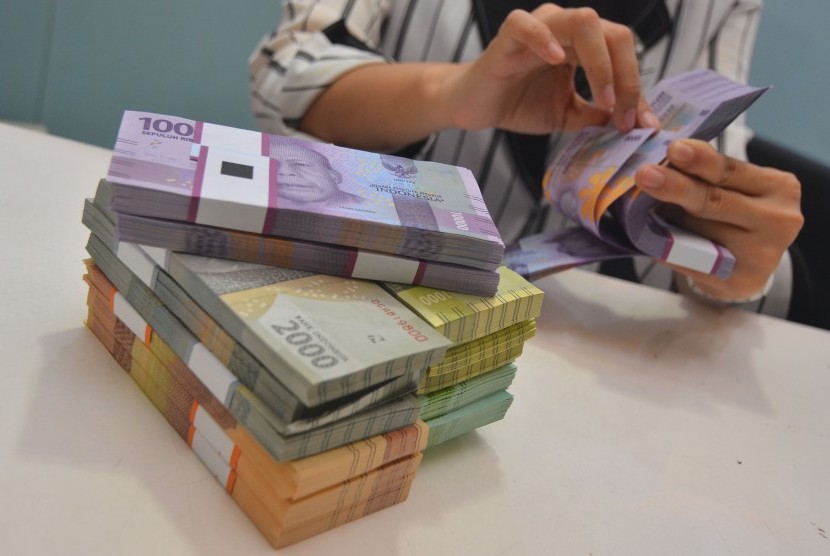 Petugas Bank Mandiri Kantor Cabang Pembantu (KCP) Tasikmalaya menyiapkan uang pecahan untuk layanan penukaran uang baru di Jalan Sutisna Senjaya, Kota Tasikmalaya, Jawa Barat,Jumat (17/5/2019).
