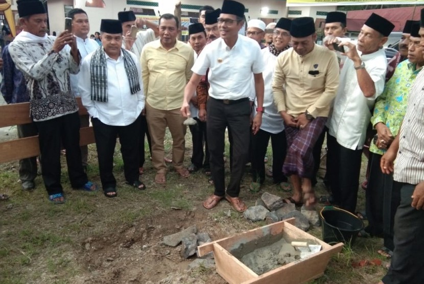 Gubernur Sumbar Irwan Prayitno meletakkan batu pertama pembangunan Masjid Istiqomah di Kecamatan Suliki Kabupaten Lima Puluh Kota, Jumat (17/5)