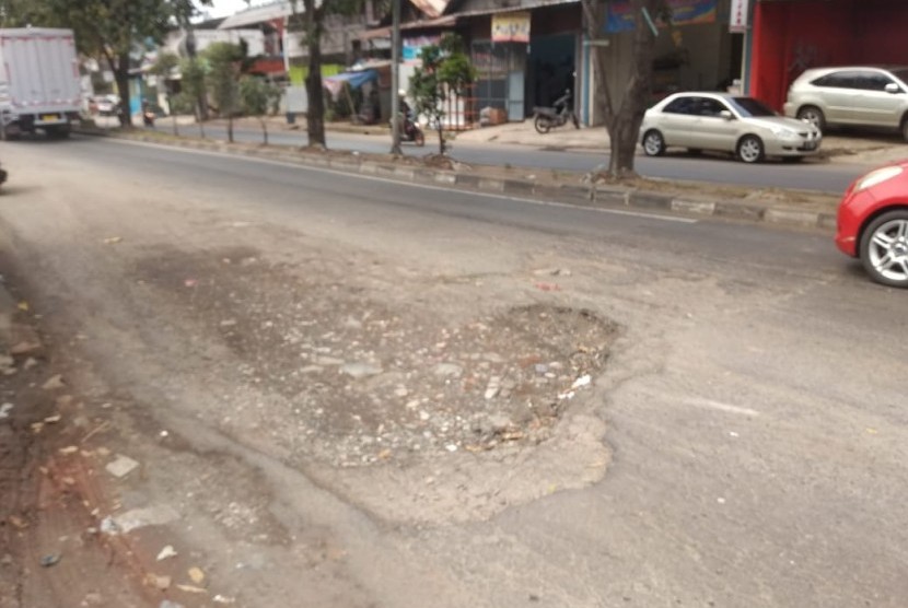 [Foto dokumentasi] Kerusakan jalan di Jalan I Gusti Ngurah Rai, Bintara, Kota Bekasi.