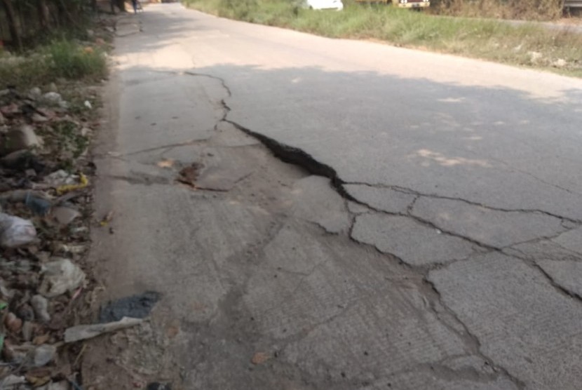 Kerusakan jalan di Jalan Raya Inspeksi Kalimalang,  Cikarang Barat, Kabupaten Bekasi,  Sabtu (18/5).