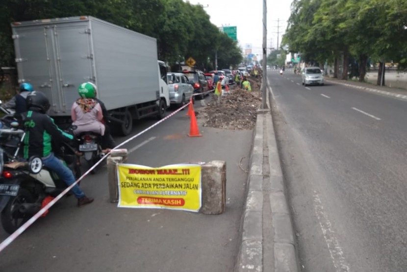 Perbaikan jalan menjelang mudik lebaran di Jalan Chairil Anwar,  Bekasi Timur,  Kota Bekasi, Sabtu (18/5). 