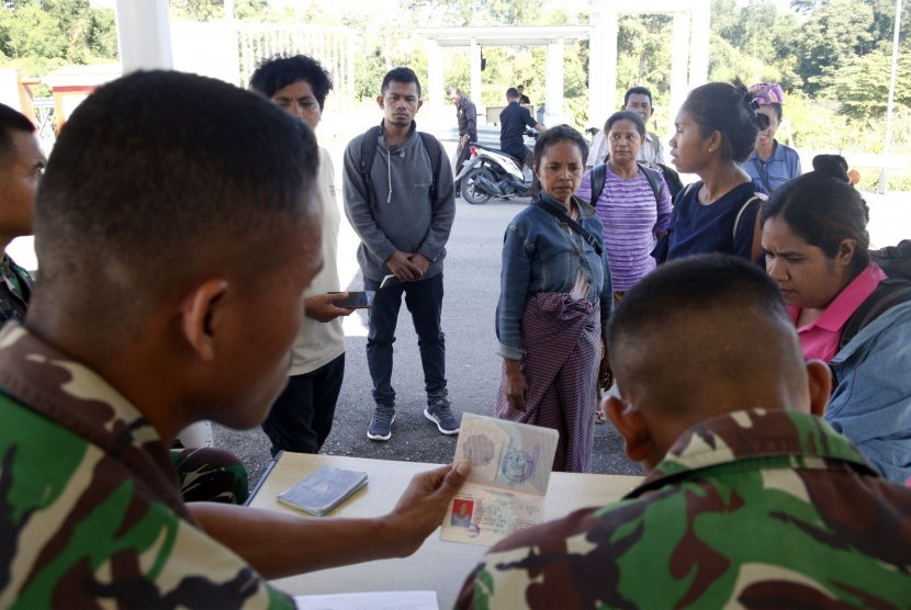 Anggota TNI mendata nama warga Timor Leste yang memasuki Indonesia melalui Pos Lintas Batas Negara (PLBN) Motamasin, di Motamasin, Kabupaten Malaka, NTT Sabtu (18/5/2019).