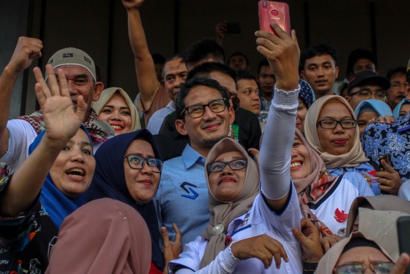 Calon Wakil Presiden no urut 02 Sandiaga Salahuddin Uno (tengah) foto bersama dengan relawan ketika berkunjung ke Pekanbaru, Riau, Sabtu (18/5/2019).