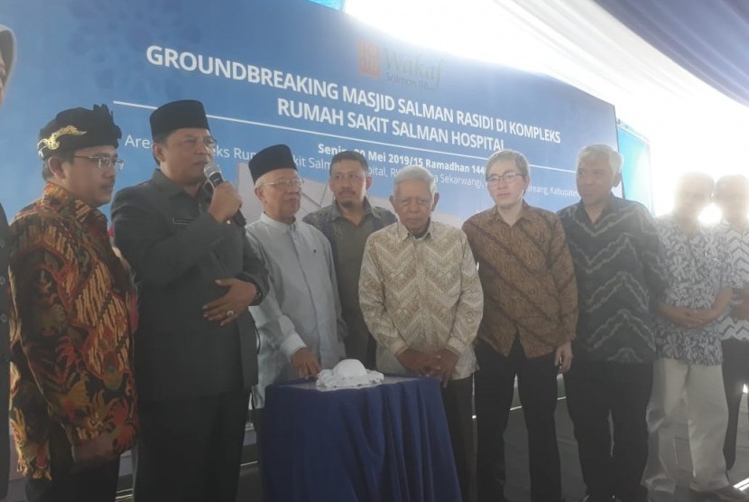 Yayasan Pembina Masjid (YPM) Salman ITB melakukan groundbreaking peletakan batu pertama masjid Salman Rasidi berkonsep bangunan Sunda di Soreang, Kabupaten Bandung, Senin (20/5).