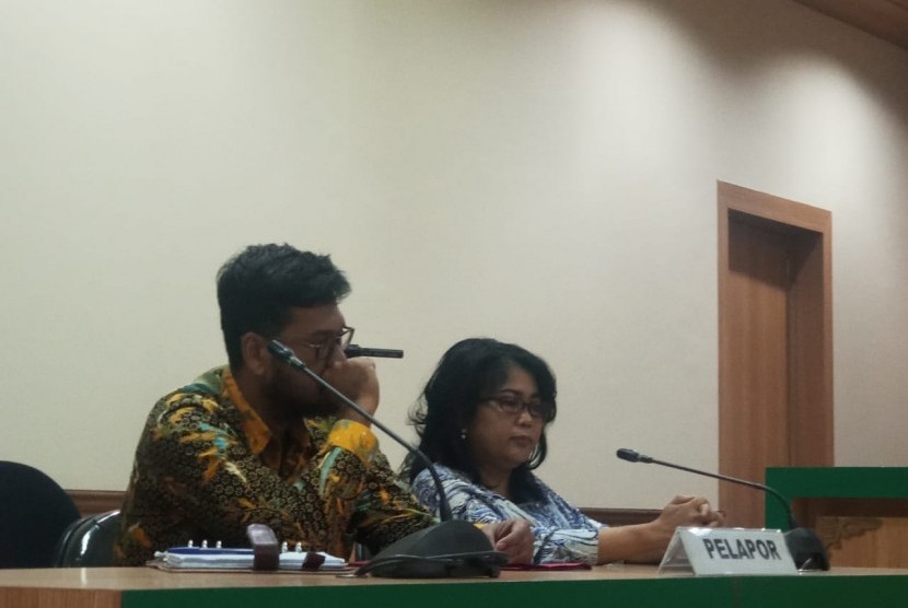 Salah satu pelapor dalam kasus dugaan kecurangan terstruktur, sistematis dan masif dalam pemilu, Poltikus PAN Dian Fatwa di sidang Bawaslu, Jakarta, Senin (20/5). 