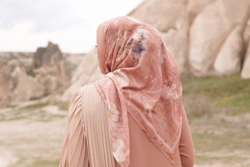 Salah satu pilihan jilbab yang sangat nyaman dipakai untuk bepergian maupun dipakai sehari-hari adalah model kerudung segi empat.  (ilustrasi).