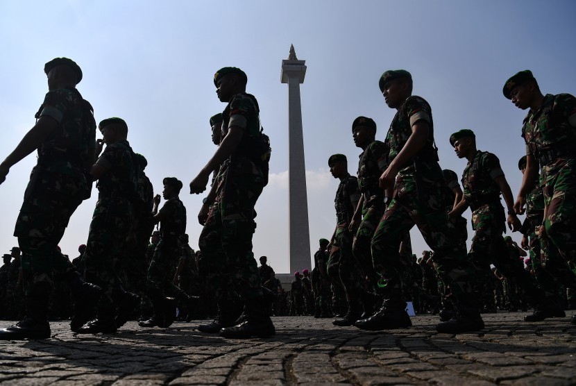 Siluet prajurit TNI berbaris seusai mengikuti apel pengamanan di Lapangan Monas, Jakarta, Senin (20/5/2019).