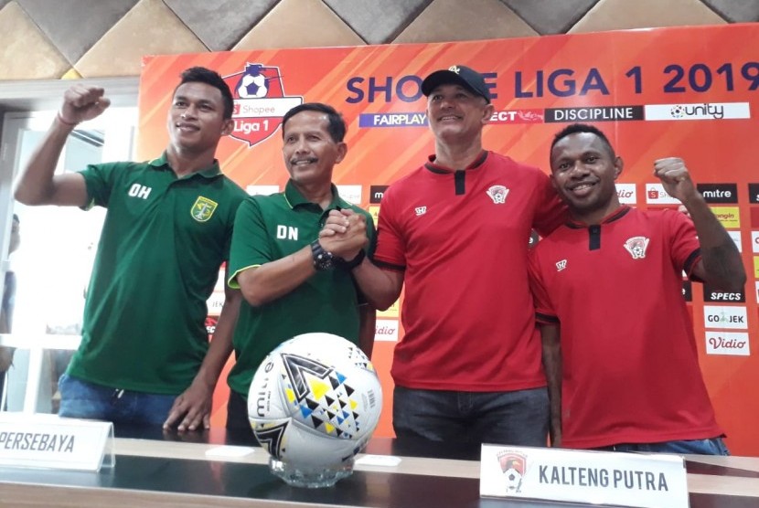 Pelatih Persebaya Surabaya Djadjang Nurdjaman (kedua kiri) dan Pelatih Kalteng Putra Gomes De Oliveira (kedua kanan) menggelar konferensi pers terkait kesiapan kedua tim menjelang laga lanjutan Shopee Liga 1 2019 di Stadion Gelora Bung Tomo, Selasa (21/5).