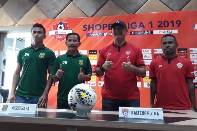 Pelatih Persebaya Surabaya Djadjang Nurdjaman (kedua kiri) dan Pelatih Kalteng Putra Gomes De Oliveira (kedua kanan) menggelar konferensi pers terkait kesiapan kedua tim menjelang laga lanjutan Shopee Liga 1 2019 di Stadion Gelora Bung Tomo, Selasa (21/5).