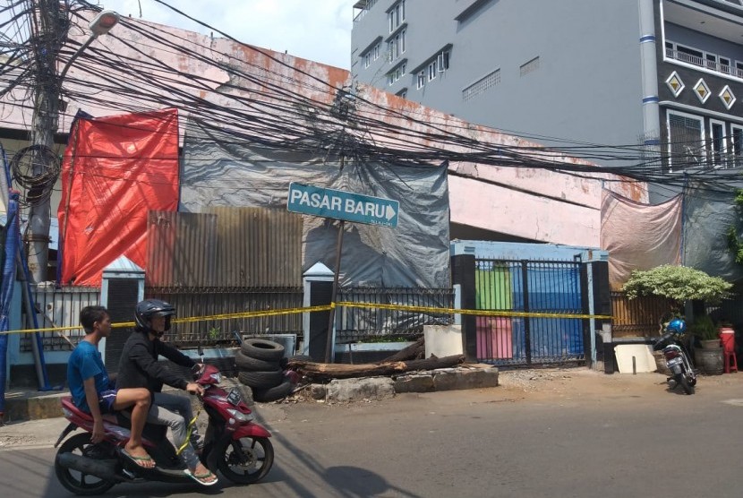 Suasana lokasi usai insiden reruntuhan bangunan menimpa warung makan ketika pembongkaran gedung SDN 11 Pasar Baru, Jakarta Pusat, Senin (20/5). 