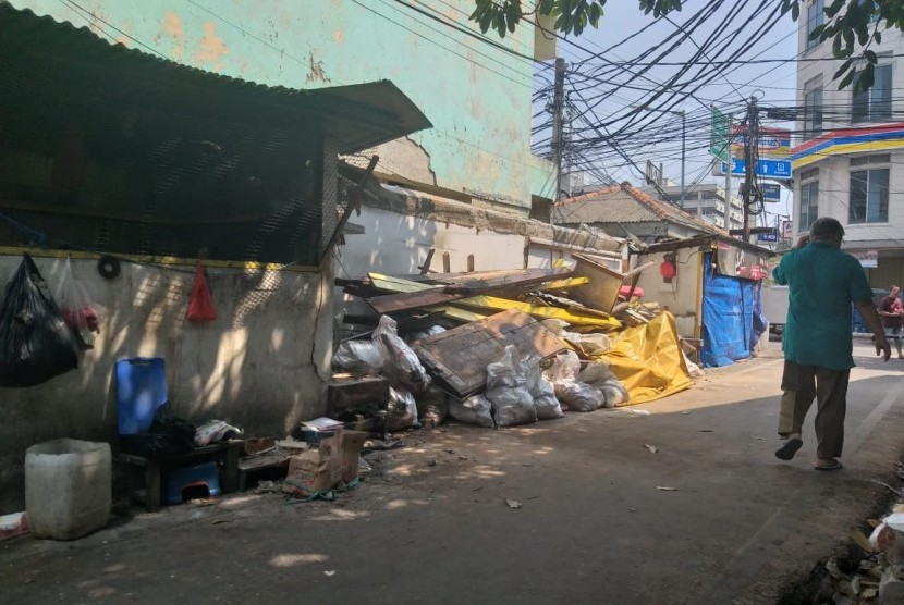 Suasana lokasi usai insiden reruntuhan bangunan menimpa warung makan ketika pembongkaran gedung SDN 11 Pasar Baru, Jakarta Pusat, Senin (20/5). 