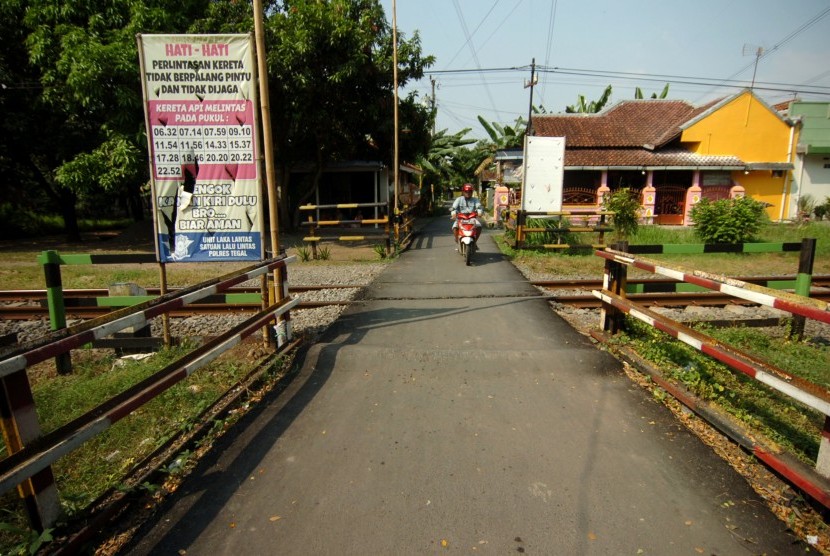 Pengendara melintas di perlintasan Kereta Api (KA) tanpa palang pintu di Desa Harjosari, Kabupaten Tegal, Jawa Tengah, Senin (20/5/2019).