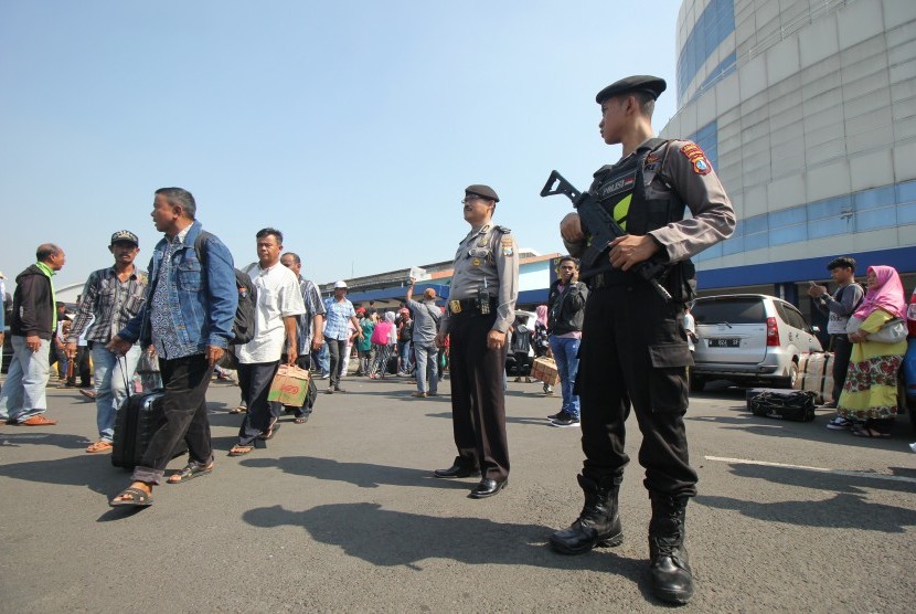 Polisi bersiaga di Gapura Surya Nusantara, Pelabuhan Tanjung Perak Surabaya, Jawa Timur, Senin (20/5/2019). 