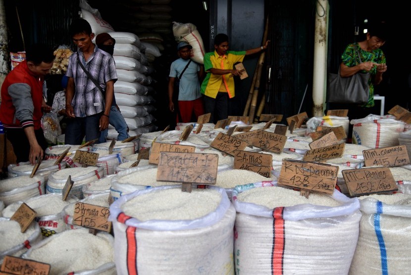 Sejumlah calon pembeli mengamati beras yang dijual di Pasar Induk Beras Cipinang, Jakarta, Senin (20/5/2019).