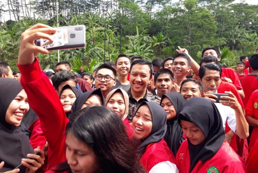 Menteri Pemuda dan Olahraga, Imam Nahrawi berfoto bersama pelajar Sekolah Khusus Olahragawan Internasional (SKOI), Samarinda, Kalimantan Timur, Selasa (21/5).