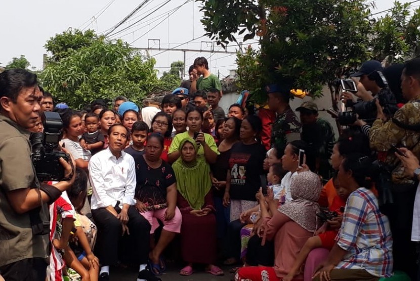 Presiden Joko Widodo (Jokowi) siang ini mengunjungi Kampung deret, RT. 14/01, Tanah Tinggi, Johar Baru,  Jakarta Pusat, Selasa (21/5). Saat tiba, Jokowi langsung disambut antusiasme warga. 