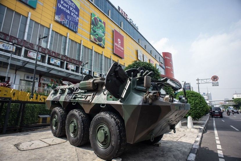 Kendaraan taktis dan tempur Anoa terparkir di kawasan LTC Glodok, Jakarta, Selasa (21/5/2019).