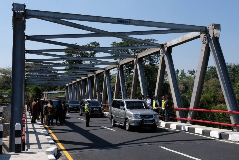 Sejumlah kendaraan melintas di jembatan Progo Baru saat peresmian di Kranggan, Temanggung, Jawa Tengah. Lampu jalan di Temanggung dipadamkan untuk tekan potensi penularan corona. Ilustrasi.