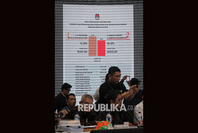 Layar yang menampilkan rekapitulasi hasil penghitungan perolehan suara tingkat nasional dan penetapan hasil Pemilihan Umum tahun 2019 di gedung KPU, Jakarta, Selasa (21/5/2019) dini hari.