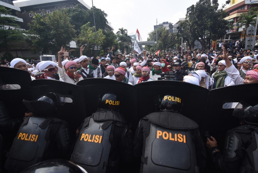 Demonstran menggelar aksi unjuk rasa di depan gedung Bawaslu, Jakarta, Rabu (22/5/2019).