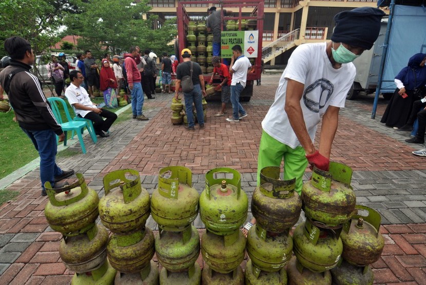Petugas menata tabung elpiji ukuran tiga kilogram bersubsidi yang ditukarkan oleh warga dalam operasi pasar di Palu, Sulawesi Tengah, Rabu (22/5/2019).